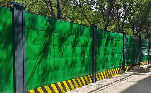 工地圍擋包工包料多少錢一平方？小面積施工（100㎡內）會更貴嗎？收費規則！